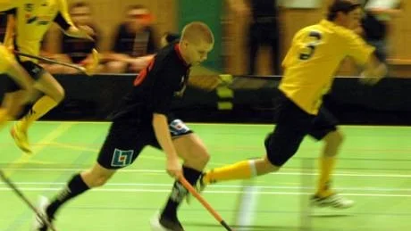 WIBK:s Christian Klintorph anfaller i fredagskvällens match mot Vingen. Gästernas spelare med nummer 3 heter Jonatan Niberius.Foto: Ingemar Petersson
