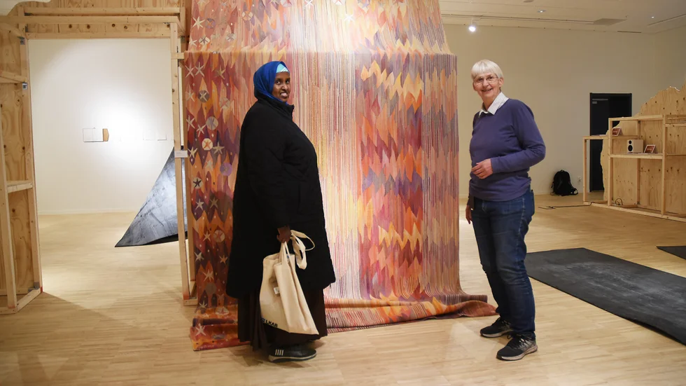 Halima Abdi tycker att utställningen är väldigt fin och särskilt väven "Solvägen" av Barbro Nilsson. Karin Westergren gladdes åt att få visa runt och samtala om konsten. 
