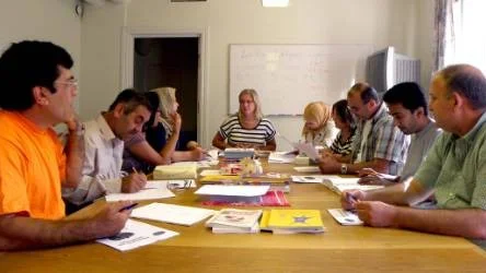 Uppmärksamma invandrare får hjälp av cirkelledare Lotta Fällgren-Glemme på ABF att lära sig såväl svenska språket som våra svenska traditioner.