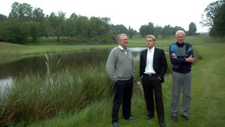 Vid den stora dammen som rymmer 6 000 kubikmeter vatten dit man tänker pumpa renat avloppsvatten, ses från vänster golfklubbens miljöansvarige styrelseledamot Torgny Kindh, klubbens vd Joakim Jansson, samt projektledare Leif Nilsson diskutera detta unika projekt som klubben är ensam om i landet.Foto: Ingemar Petersson