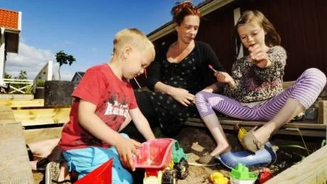 Stina Qubti med sina barn Sebastian, 3 år och Matilda, 6 år. Sebastian går på förskolan Näktergalen i Piperskärr, men kan bli tvungen att gå på Mörten i Brevik. Foto: Ellen Kindstrand