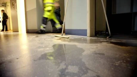 Stora mängder vatten fick skrapas ut från fjärde våningen, ut på en balkong. Men mycket vatten hann rinna ner i schakt, ända ner till sjukhusets kulversystem.Foto: Anders Steiner