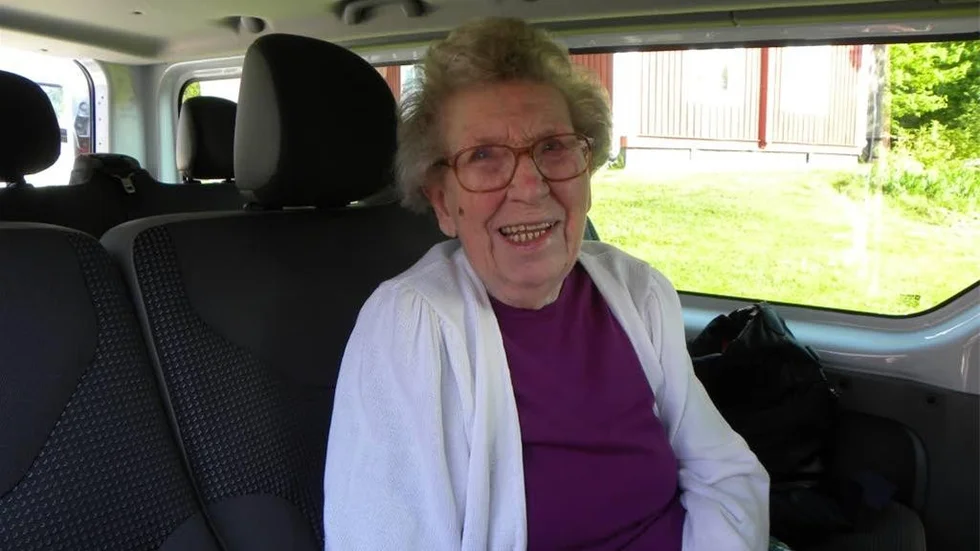 Alice Gustafsson, 89 år, åker på en semestertripp till Gotland  med sex kompisar på äldreboendet Nynäsgården i Hjorted.