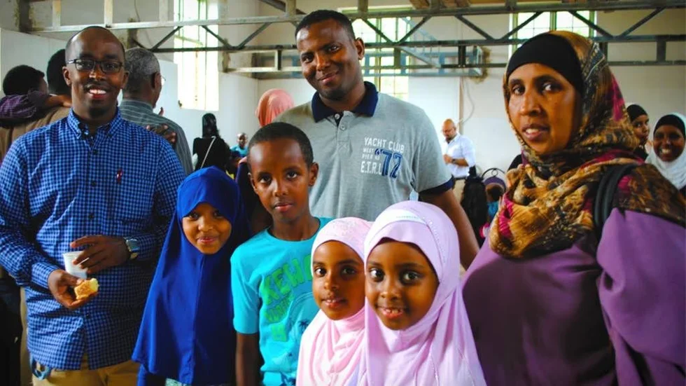 (f v) Mahir Abdulkader Gure, Muna Bashiir, Abdinuur Ismail,  Bashiir Xuseen, Fadumo Ismail, Khadra Mahamed och Kinsi Nuur Xirsi firar att eid al-fitr tillsammans med vänner och familj.