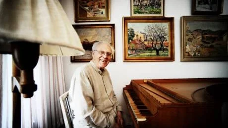 Nils Olof Berg fyller 85 i morgon. Han har själv byggt cembalon han sitter vid. Foto: Ola Axman