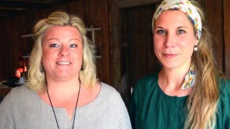 Annika Johnsson, Café Vråka magasin, och Märta Hedin, Lilla återbruket, är mycket nöjda med sommaren. En intensiv höst väntar och fortsatt satsning av hela familjerna nästa år. Foto: Hans Brandin