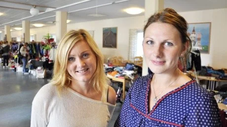 - Intresset för lördagens Barnbasar i Blå Hallen var jättestort, säger arrangerande Maria Stenlund, till vänster, och Elin Thomsson. Många urväxta vinterplagg till barn fick nya ägare denna dag. Foto: Kjell-Arne Karlsson