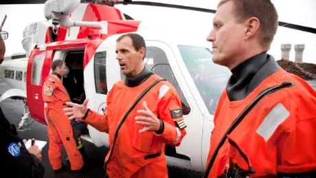 Helikopterpiloterna Kim Gardberg, i mitten, och Lars Jakobsson fick på onsdagskvällen återvända till Västervik för att leta efter en saknad fiskare i dimman.  I bakgrunden ses flygtekniker Assar Eklund.