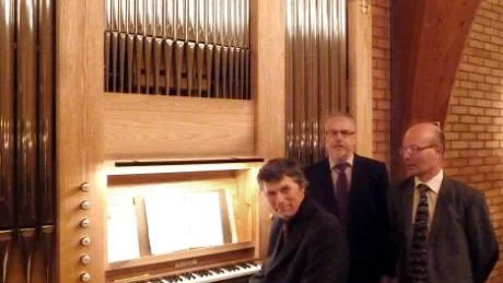 Huvudpersonerna vid lördagens orgelinvigning i S:ta Maria kapell. Från vänster kontrollanten och dagens organist, Mats Larsson, orgelbyggaren själv, Lennart Olofsgård, samt församlingens musikledare, Bo Ingelberg.