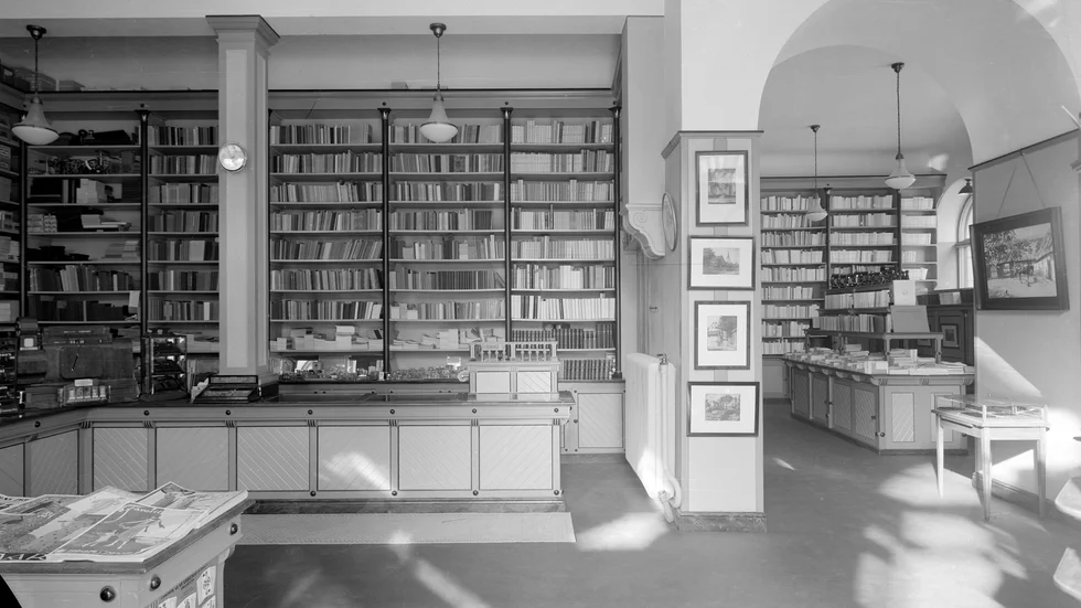 Henric Carlssons bokhandel räknar sitt ursprung till en bokhandel som öppnades 1832 i Linköping. Mellan åren 1923 och 1979 hade den sina lokaler i Östgötabankens hus på S:t Larsgatan 28. Foto troligen från 1920-talet.