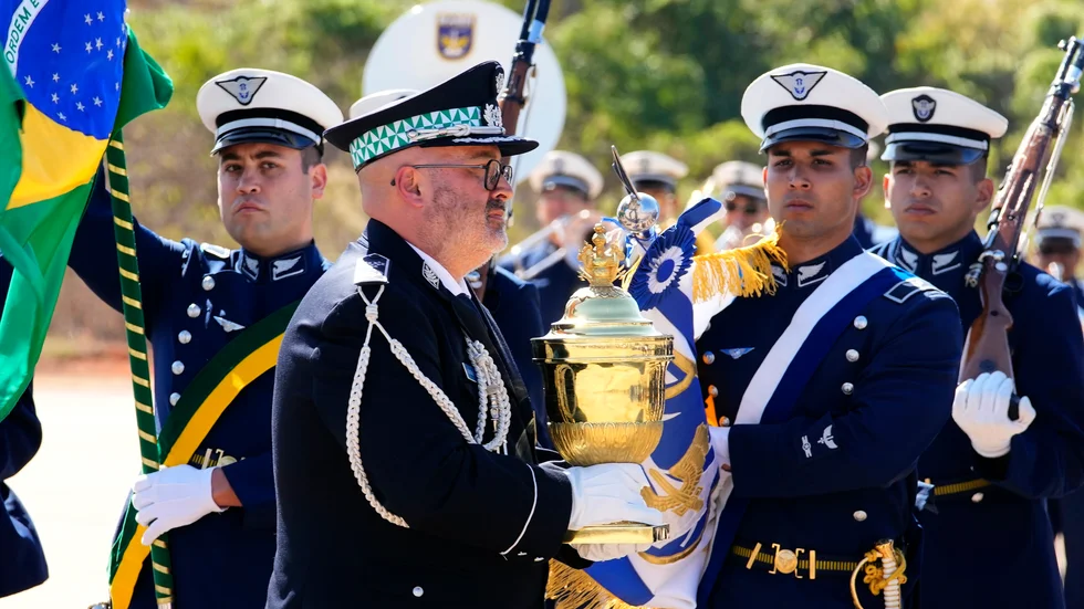 Portugisisk militär bär den nio kilogram tunga guldurnan med Peter I av Brasiliens hjärta.