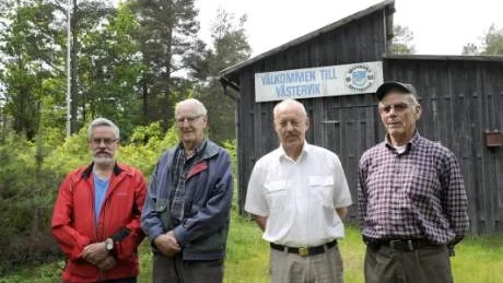 Skytteveteranerna Allan Öfverberg, Rune Lundin, Jan Gustavsson och Boo Karlén tar farväl av banan vid Kejserslund. Nu ska de försöka sälja alla byggnader för nedmontering och bortforsling.Foto: Anders Steiner