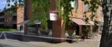 Polisen söker bil efter pizzeriabrand
