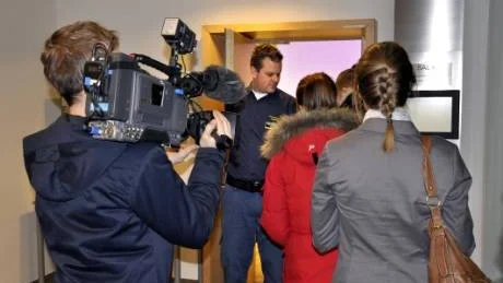 Intresset från massmedia var stort och säkerheten hög när rättegången mot de båda villarånarna i Västervik hölls i en säkerhetssal vid Kalmar tingsrätt.