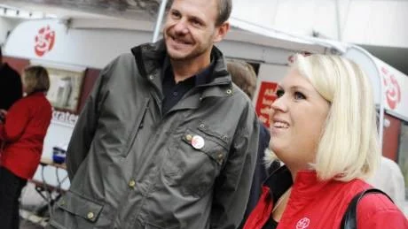 Tomas Kronståhl (S) mötte folket på Spötorget tillsammans med ex-ministern Lena Hallengren (S).  Foto: Ellen Nielsen-Kindstrand