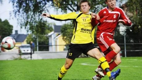 Målskytten Andreas Ekberg tog i för fullt för vinna duellen mot en motståndare i Sävsjö. Foto: Ellen Nielsen-Kindstrand
