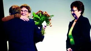 Avtackades. Kommunfullmäktiges ordförande Ivar Svensson (fp) avtackades vid gårdagens sammanträde med blommar. Omdömena om hans fyra år var enbart positiva, både från Ingegerd Karlsson (s) och Björg Lorentzon (c). FOTO: MATILDA AHL