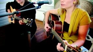 Höstkonsert. Tjustgalans första kulturstipendiat, Maria Andersson, blev den artist som fick öppna den andra höstkonserten på Gränsö slott. Det gjorde hon tillsammans med gitarristen Mattias Fjellström, kurskamrat på Musikhögskolan i Stockholm. Och de två bjöd på ett innehållsrikt visprogram. Foto: Anders Liljegren
