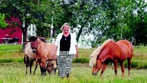 Vill skapa balans. Vi är dåliga på att få balans i våra liv. Men många gånger när vi pratar om att vi har för mycket att göra har vi tappat verklighetsförankringen, menar psykoterapeuten Lena Nevander Friström. "Du gör dina egna val, det är ingen som pekar mot dig med en pistol", framhåller hon.Foto: Jeppe Gustafsson