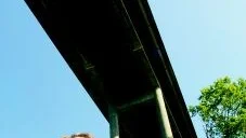Vill se breddad bro. Conny Tyrberg (c) tycker att det är på tiden att något görs åt bron i Verkebäck. I princip har inget gjorts sedan bron byggdes för 50 år sedan.Foto: Mattias Ahlm