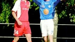 Matchvinnare. IFK Västerviks Leo Bäck var inblandad i IFK:s alla fyra mål.  Ljungbyholms nr 14 Magnus Wallvin deppar sedan Leo gjort ett av sina mål. Foto: Anders Liljegren