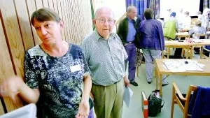 Bara på ytan. Barbro Eriksson Schlagerström har släktforskat i några år, men har en så länge bara hunnit upptäcka en liten del av den barnrika släkten. Holger Kanth är ordförande i  Tjust Släktforskarförening som ordnar kursen tillsammans med Gamleby Folkhögskola. Foto: Anders Liljegren