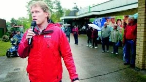 Invigningstal. Bostadsbolagets vd Sven-Åke Lindberg hälsade välkommen och höll ett litet tal.Foto: JONAS BORG