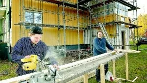 Arbete pågår. Gunnebo Folkets hus har under hösten tilläggsisolerats och försetts med ett litet torn på baksidan. I detta finns den nya uppvärmningsanordningen. Joakim Andersson och Mikael Leandersson från Grönkulla Bygg AB ser till att allt kommer på plats med de rätta måtten.Foto: ANDERS LILJEGREN