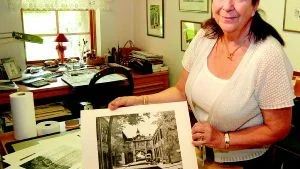 Konstintresserad. Vivi-Ann Persson, Djursnäs blev permanentboende i sommarstugan vid Djursnäs utanför Helgenäs. Där har hon numera sin ateljé och där hämtar hon kraft för sitt politiska engagemang. Foto: HANS BRANDIN