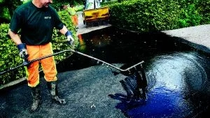 Snyggare stadspark. Asfaltvägarna i stadsparken förses först med ett lager av flytande asfalt som skall få det nya gruset att fästa ordentligt. Resultatet blir mer naturliga gångbanor i parken. Mats Ottosson sköter asfaltspridaren.Foto: MATILDA AHL