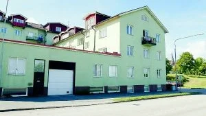 Ny ägare. Den här fastigheten intill Järnvägsparken i Västervik har det kommunala bostadsbolaget köpt för 19 miljoner kronor. Fastigheten inrymmer 28 lägenheter av varierande storlek. Foto: MATTIAS AHLM