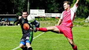 Tuff närkamp. Den här kampen vann Ljungbyholms back Mikael Larsson (i rött) mot hemmalagets Håkan Johansson (i svart). Foto: ANDERS STEINER