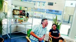 Kulturella miljöpartister. Peter Eriksson åker runt i landet inför höstens val med miljöpartiets nya förslag om satsning på kultur.  Här sitter han med partikollegan Akko Karlsson, kommunpolitiker i Västervik.   Foto: Mattias Ahlm