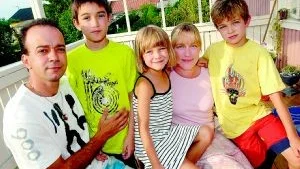 Alla samlade. Nu är äntligen hela familjen Nasser samlad igen. Pappa Mohammad, Mustafa och Molly har kommit hem från Libanon till mamma Marina och Muse som väntade oroligt hemma i Västervik.Foto: Anders Liljegren