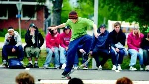 Stort intresse. Skateboardintresset har ökat markant de senaste åren. I går var flera proffs på besök i Västervik för att träffa lokala förmågor och åka tillsammans. På bilden syns Albert Nyberg från Linköping.