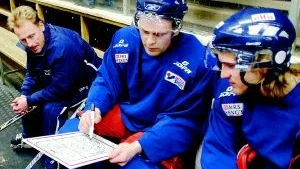 Taktiksnack. Så här ska vi spela mot Boro/Vetlanda , sade Jesper Andersson till tränaren Tomas Lind, till vänster, och nye Robin Ekström , till höger, vid tisdagskvällens träning i Tjusthallen.Foto: Anders Liljegren
