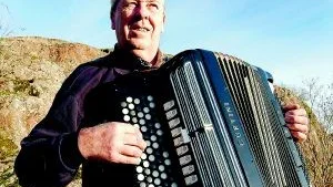 Skiva med helt egen musik. Lars Karlsson i Edsbruk har spelat in en skiva med tio låtar. Allihop är han egna helt och hållet, såväl text som musik. Passa på att lyssna på en av låtarna,  "Bryggdans" som finns på Västerviks Tidningens internettidning: www.vt.se FOTO: HANS BRANDIN
