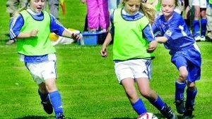Fotboll. Fotboll är mest populärt, både bland flickor och pojkar.  Akzo Nobel Cup i fotboll spelas varje sommar i Gamleby, med massor av barn mellan nio och tolv år som deltagare. Foto: Ingemar Petersson