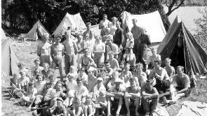 Sommarutflykt. 55 paddlare på utflykt till Källvik sommaren 1951. Många av dem är fortfarande medlemmar i WKK:s veteranförening.