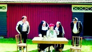 Repetition pågår. Conny Bergholm tuff raggare, Anne-Christine Bergholm nunna, Emelie Bergholm studerande, Åsa Axelsson också nunna och Sven Gunnarsson polis är den skådespelartrupp som sätter upp lustspel vid kyrkstallarna.