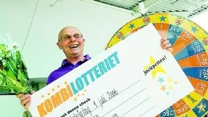 Glad miljonär i Västervik. Bengt Johansson var så här glad när han fick ta emot vinstchecken på 1 850 000 kronor i Ikanohuset i Linköping i lördags.
