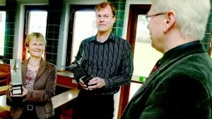 Glada pristagare. Charlotte Joborn och Örjan Johansson fick ta emot pris av landstingsstyrelsens ordförande Anders Andersson för sitt läkemedelsarbete på vårdcentralerna Esplanaden och Stora Trädgårdsgatan i Västervik.Foto: Anders Liljegren