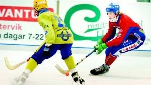 Närkamp. Tjusts Viktor Lindkvist, till höger, lurar Skirös Anders Harrysson på bollen. Foto: Anders Liljegren