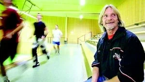 Optimistisk tränare. WIBK:s tränare Göran Ekstrand tror att hans lag blir ett av två lag som får spela i div. III nästa säsong. Foto: MAGNUS GLANS