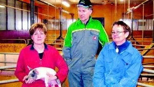 Pristagare. Pernilla Elmqvist arbetar sedan åtta år på Lapserum och är enligt ägarna, Ingemar och Lena Persson, den viktigaste personen när det gäller grisomsorgen.