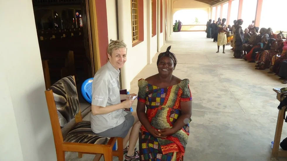 Optikern Marie W. Andersson från Västervik kunde hjälpa många i Ghana att få nya glasögon i mars. Kön till glasögonprovningen var lång.
