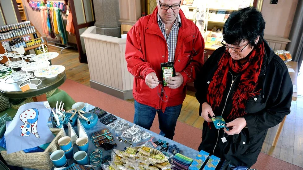 Claes och Eva Zettergren från Västervik passade på att handla när de besökte Fairtrade-dagen i St:Petri kyrka.