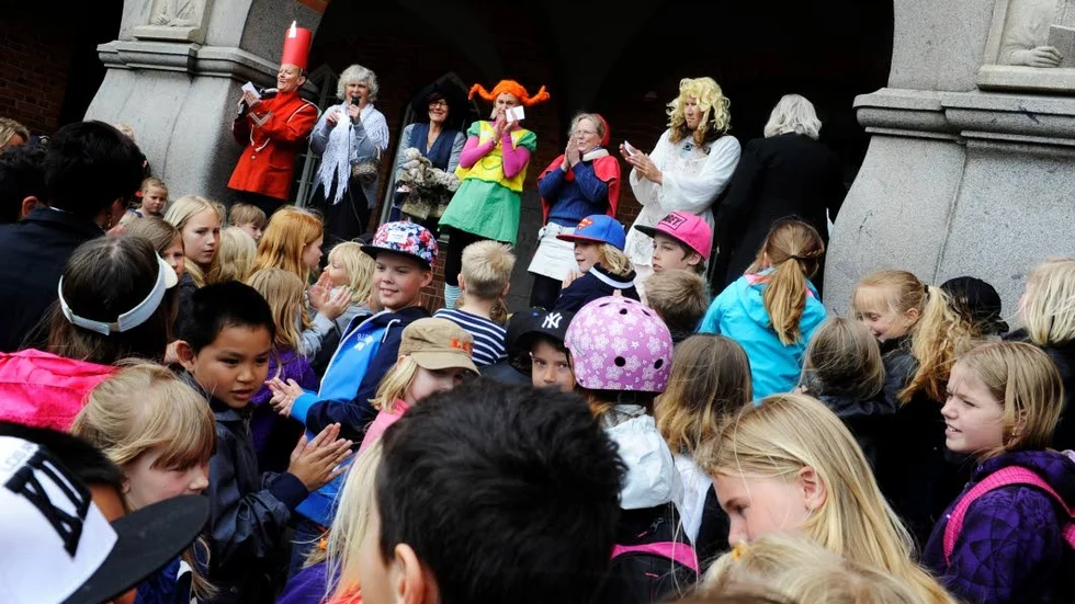Sagofigurer. På trappan möttes eleverna på Marieborgsskolan av ett antal välkända sagofigurer. Närmast läraren Lis Johansson som klätt ut sig till sagoförfattaren H C Andersen.