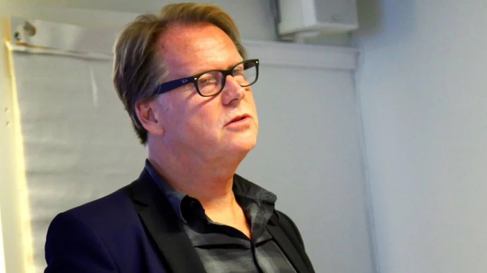 Jävdiskussion. Håkan Brynielsson får släppan en del frågor i regionförbundet.
