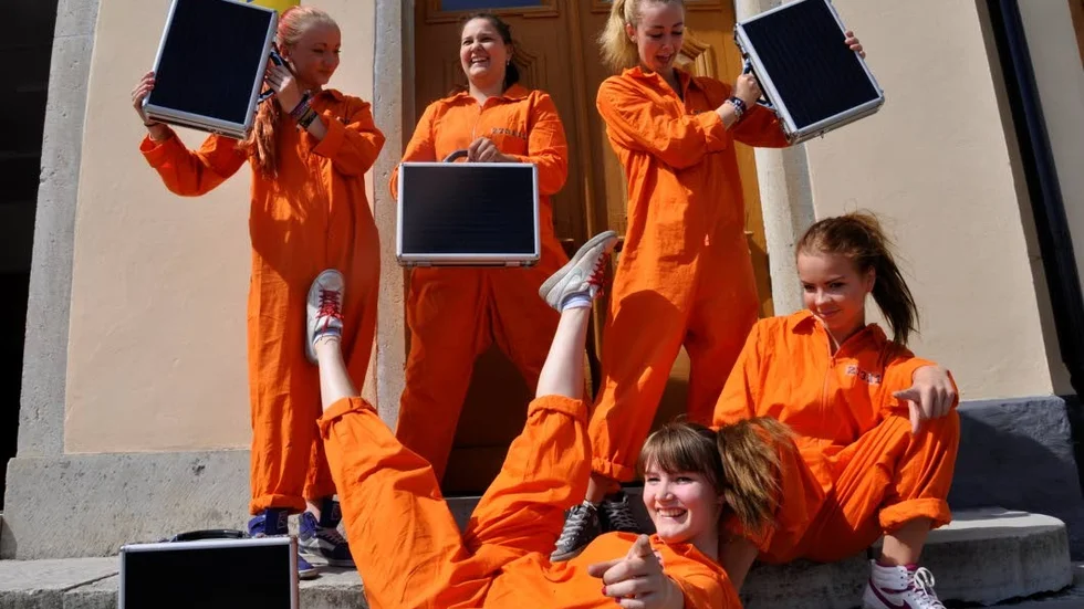Dansanta sommarjobbare. Jasmine Elb (t.v), Angelina Lindström, Mira Kysinger Kowalska, Tilda Wredberg och Felicia Karlsson underhåller Västervik.